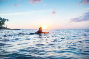 Surfer gleitet im Meer bei Sonnenuntergang, Pagudpud, Ilocos Norte, Philippinen - CUF51031