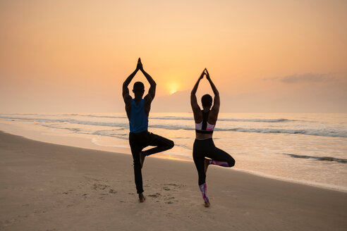 Ehepaar übt Yoga am Strand - CUF51060