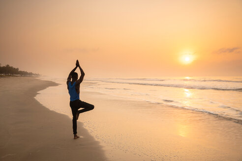 Mann übt Yoga am Strand - CUF51061