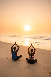 Ehepaar übt Yoga am Strand - CUF51062