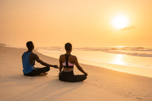Ehepaar übt Yoga am Strand - CUF51063