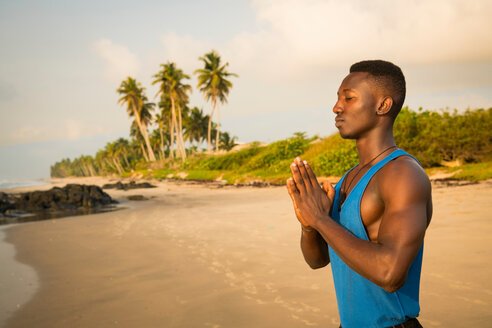 Mann übt Yoga am Strand - CUF51069