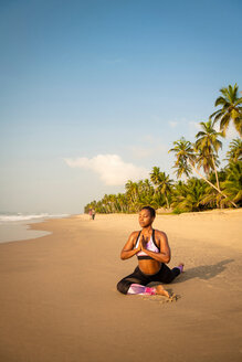Frau übt Yoga am Strand - CUF51071