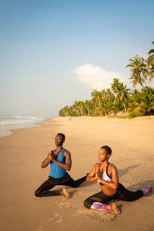 Ehepaar übt Yoga am Strand - CUF51072