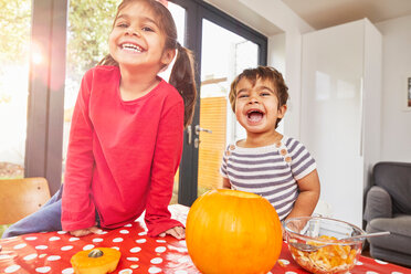 Kinder schnitzen Kürbis in der Küche - CUF51087