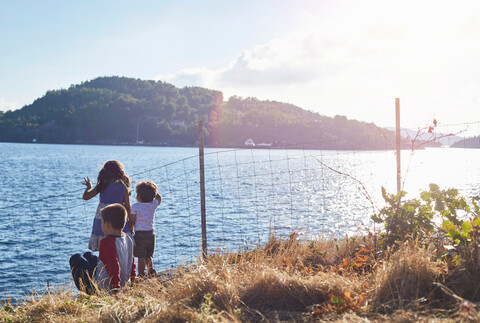 Kinder schauen auf den See hinaus, lizenzfreies Stockfoto