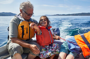 Großvater und Enkelkinder auf Bootsfahrt - CUF51092