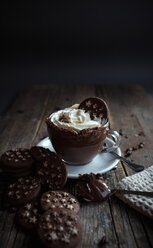 Tasse Schokoladenpudding mit Sahne, Schokoladenkekse - ISF21362