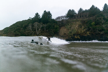 Junge männliche Surfer beim Surfen im kalten pazifischen Ozean, Blick auf die Oberfläche, Arcata, Kalifornien, Vereinigte Staaten - ISF21425