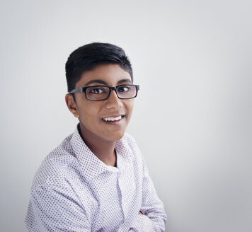 Porträt eines lächelnden indischen Jungen aus Fidschi mit Brille - BLEF03096