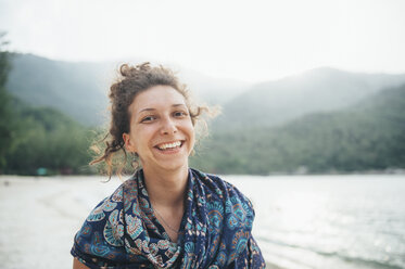 Lächelnde kaukasische Frau am Strand - BLEF03138