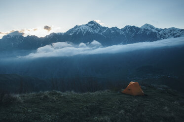 Campingzelt in Berglandschaft - BLEF03158