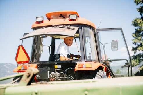 Kaukasischer Bauer fährt Traktor - BLEF03214