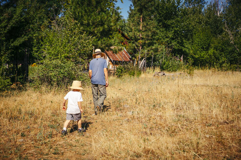Kaukasischer Großvater und Enkel gehen im Feld spazieren - BLEF03233