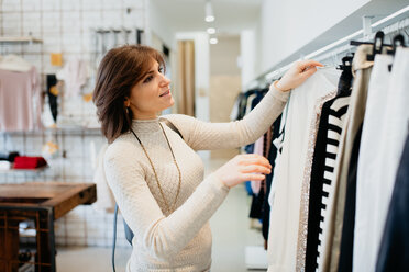 Frau beim Einkaufen in einer Modeboutique - CUF51113