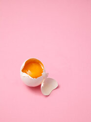 Zerbrochenes Ei auf rosa Hintergrund - CUF51118
