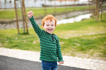 Porträt eines Jungen im Park - CUF51167