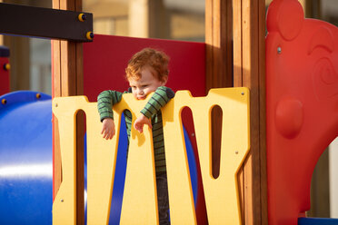 Nachdenklicher Junge auf dem Spielplatz - CUF51185