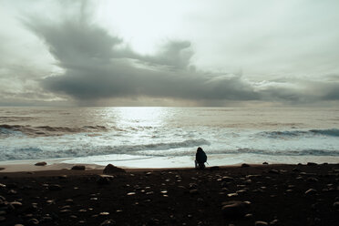 Tourist am schwarzen Strand, Sólheimasandur, Vík, Eyjafjardarsysla, Island - CUF51191