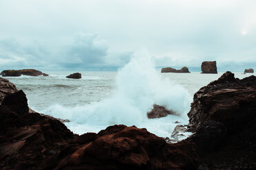 Meereswelle, die auf einen Felsen prallt, Vík, Eyjafjardarsysla, Island - CUF51193