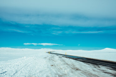 Schneebedeckte Straße, Kálfafell, Vestur-Skaftafellssysla, Island - CUF51195