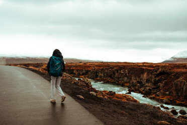 Tourist auf der Straße, die zum Godafoss-Wasserfall führt, Akureyri, Eyjafjardarsysla, Island - CUF51210