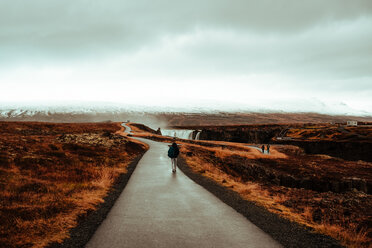 Tourist auf der Straße, die zum Godafoss-Wasserfall führt, Akureyri, Eyjafjardarsysla, Island - CUF51211