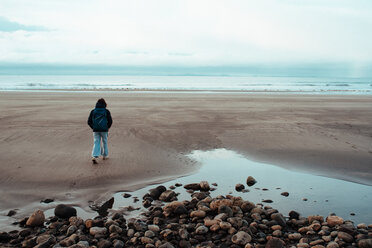 Tourist beim Spaziergang am Strand, Reykjavík, Gullbringusysla, Island - CUF51223