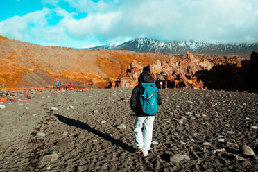 Touristen spazieren am schwarzen Strand, Djúpalónssandur, Snaefellsjökull, Island - CUF51235