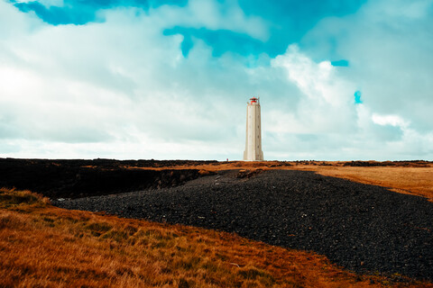 Blick auf den Leuchtturm von weitem, Londrangar, Snaefellnes Westfjorde, Island, lizenzfreies Stockfoto