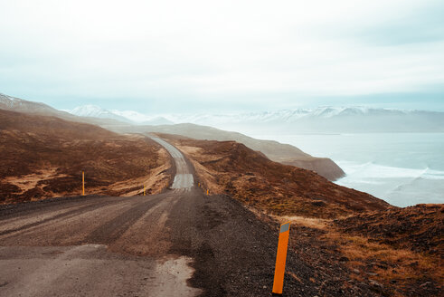 Straße, die in Richtung Berge führt, Eskifjörður, Sudur-Mulasysla, Island - CUF51251