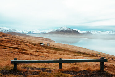 Berge im Hintergrund, Eskifjörður, Sudur-Mulasysla, Island - CUF51254