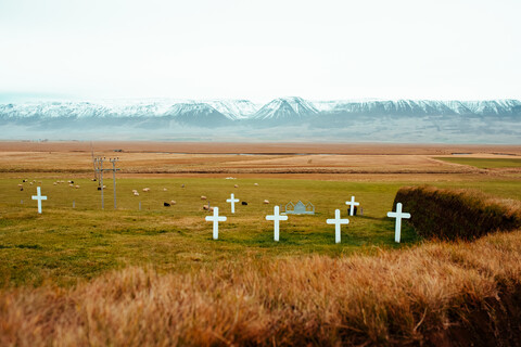 Christlicher Friedhof, Berge im Hintergrund, Eskifjörður, Sudur-Mulasysla, Island, lizenzfreies Stockfoto