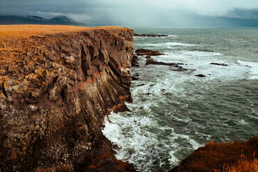 Blick auf das Meer von den Klippen, Londrangar, Snaefellnes Westfjorde, Island - CUF51261