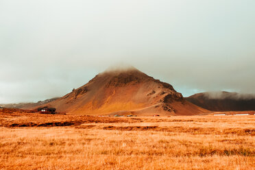 Nebel über Berggipfel, Londrangar, Snaefellnes Westfjorde, Island - CUF51262