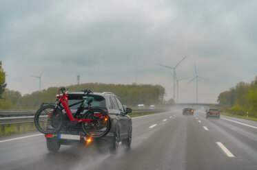 Autobahn bei Regen, Auto mit Fahrradträger - FRF00830