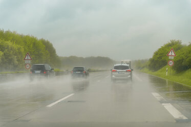 Autobahn bei Regen - FRF00831