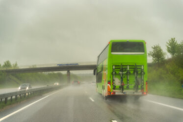 Autobahn bei Regen, Reisebus - FRF00832