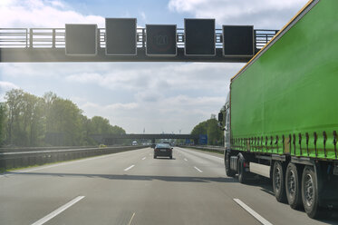 Grüner Lkw auf der Autobahn - FRF00835