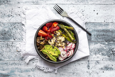 Veggie Bowl mit Quinoa, Gemüse, Feta, Erdbeeren, Avocado, Pinienkernen und Kresse - SARF04252