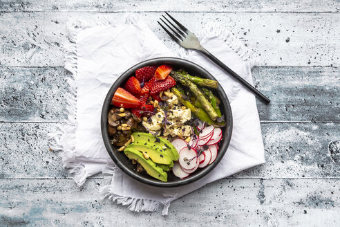 Veggie Bowl mit Quinoa, Gemüse, Feta, Erdbeeren, Avocado, Pinienkernen und Kresse - SARF04252