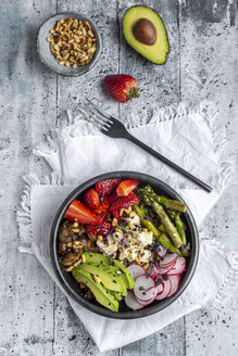 Veggie Bowl mit Quinoa, Gemüse, Feta, Erdbeeren, Avocado, Pinienkernen und Kresse - SARF04254