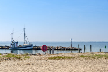 Deutschland, Mecklenburg-Vorpommern, Insel Poel, Timmendorf, Fischerboot an der Seebrücke - FRF00840