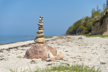 Deutschland, Mecklenburg-Vorpommern, Insel Poel, Timmendorf, Steinhaufen am Strand - FRF00841