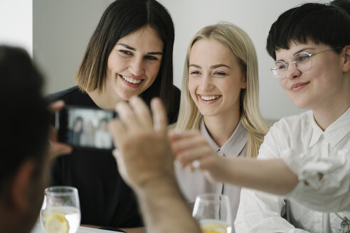 Glückliche Freunde posieren für ein Foto in einem Restaurant - AHSF00351