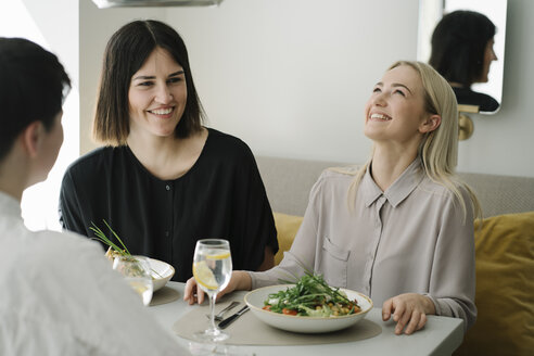 Glückliche Freunde bei Salat und Mineralwasser in einem Restaurant - AHSF00355