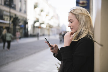 Young woman using cell phone in the city - AHSF00387