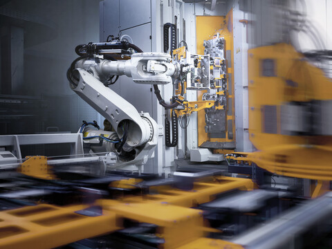 Industrieroboter in einer modernen Fabrik, lizenzfreies Stockfoto