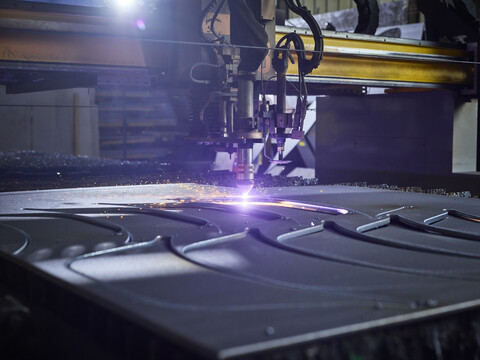 Laserschneider in einer modernen Fabrik, lizenzfreies Stockfoto