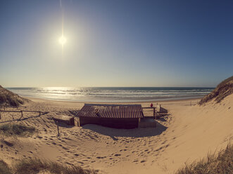 Frankreich, Contis Plage, Sandstrand bei Sonnenschein - LAF02311